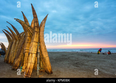 Tradizionale peruviano di piccole barche Reed (Caballitos de Totora), paglia barche ancora utilizzato da fishermens locale in Perù Foto Stock