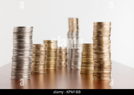 Pile di monete focus sulla seconda fila Foto Stock