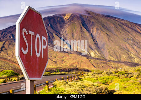 Segno di stop in natura paesaggio montano road Foto Stock