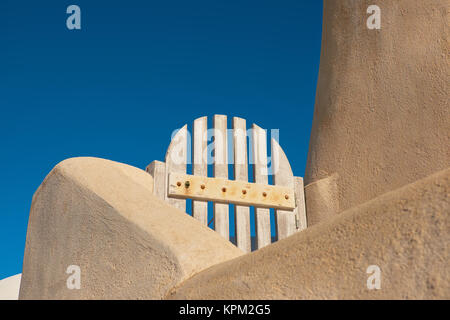 Staccionata in legno porta nel villaggio di Oia - Santorini Island, Grecia. Spazio di testo. Foto Stock