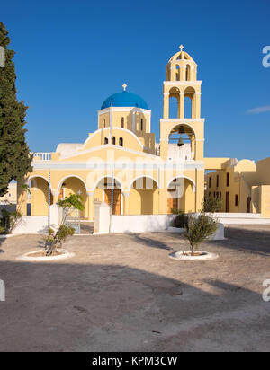 St George Chiesa o Ekklisia Agios Georgios chiesa nel villaggio di Oia a Santorini Island, Grecia