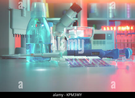 Background scientifico con i moderni strumenti di istopatologia: vasetto in vetro per la colorazione di vetrini microscopici di tessuto del paziente e strumenti di saggio. Spazio per il te Foto Stock