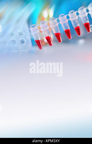 Piazza scientifica con lo spazio di testo in blu e rosso. Primo piano su tubi di plastica per analisi del DNA con PCR. Scienza verticale-correlate, sfondo Foto Stock
