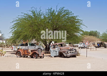 Vecchio arrugginito auto di fronte alla stazione di gas Solitaire, Namibia Foto Stock