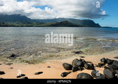 Spiaggia Rocciosa - una delle spiagge rocciose a Hanalei Bay sulla costa Nord di Kauai, Hawaii, Stati Uniti d'America. Foto Stock