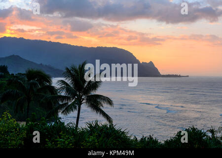 Tramonto a Hanalei Bay - un colorato tramonto della misty Hanalei Bay sulla costa Nord di Kauai, Hawaii, Stati Uniti d'America. Foto Stock