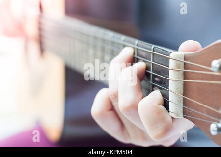 Donna con le mani in mano suonare la chitarra acustica Foto Stock