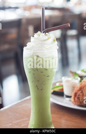 Iced tè verde con panna montata Foto Stock