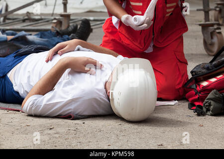 Gli infortuni sul lavoro. Formazione di primo soccorso. Foto Stock