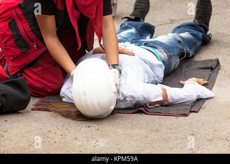 Gli infortuni sul lavoro. Formazione di primo soccorso. Foto Stock