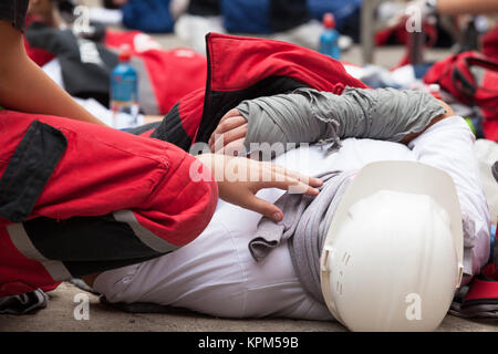 Gli infortuni sul lavoro. Formazione di primo soccorso. Foto Stock