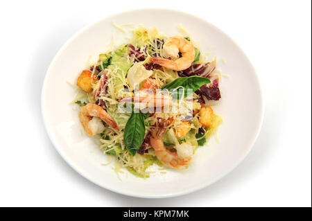 Con insalata di gamberetti per il menù del ristorante. Una sana gamberetto boreale con insalata di verdure miste e pomodori. La dieta. La perdita di peso di frutti di mare. Foto Stock