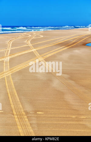 In Australia Fraser Island e la pista di sabbia delle vetture in prossimità dell'oceano e cielo Foto Stock