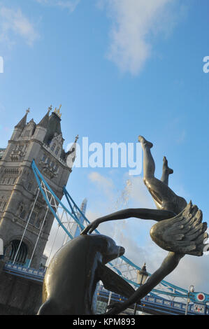 Una scultura o sulla statua della santa Caterina dock nella parte anteriore del Tower Bridge di Londra. In alternativa o in angolo creativo o punto di vista del Tower Bridge di Londra. Foto Stock