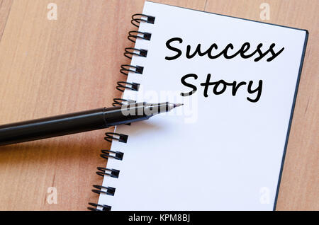 Storia di successo di scrivere su notebook Foto Stock