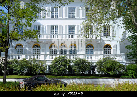 Amburgo, uno dei più belli e più popolari destinazioni turistiche in tutto il mondo. Lussuoso snow-casa bianca con Porsche sul Alster. Foto Stock