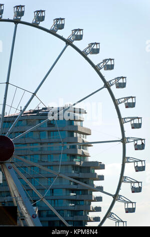 Amburgo, uno dei più belli e più popolari destinazioni turistiche in tutto il mondo. Ruota panoramica Ferris davanti al Marco Polo Tower, in HafenCity Foto Stock