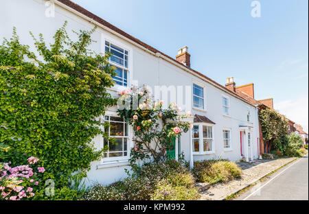 Cottage con le rose rosa davanti alla porta, West Itchenor, un piccolo villaggio nel porto di Chichester vicino a Chichester, costa sud dell'Inghilterra, Regno Unito Foto Stock