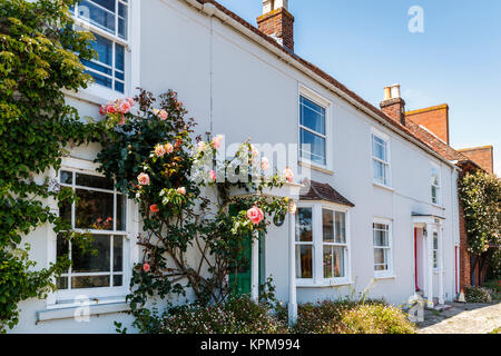 Cottage con le rose rosa davanti alla porta, West Itchenor, un piccolo villaggio nel porto di Chichester vicino a Chichester, costa sud dell'Inghilterra, Regno Unito Foto Stock