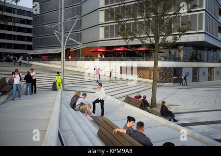 Amburgo, uno dei più belli e più popolari destinazioni turistiche in tutto il mondo. Terrazza sul fiume Elba-banche nel Hafencity. Foto Stock