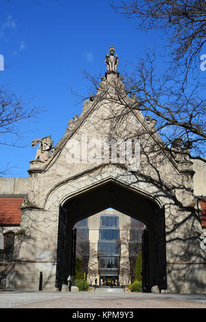 Cobb Gate fornisce la voce al UChicago quad ed è tradizione per i nuovi studenti passano attraverso di essa nel corso di orientamento come iniziano la loro carriera dello studente Foto Stock