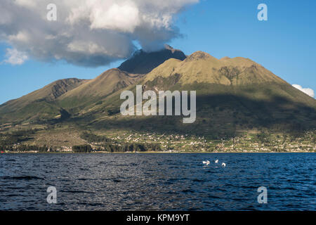 Imbabura vulcano sotto lago San Pablo, Otavalo, Ecuador Foto Stock