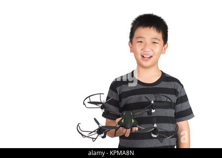 Asian boy holding fuco o quadcopter giocattolo in mano, studio shot isolato su sfondo bianco. Foto Stock