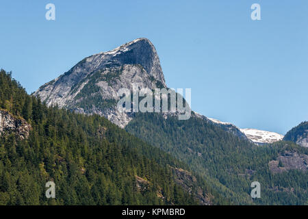 British Columbia Princess Louisa ingresso è circondato da ghiacciai e alte e aspre cime delle Coast Mountains, compreso questo strapiombo faccia di granito. Foto Stock