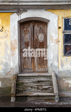 La vecchia porta con scale di calcestruzzo Foto Stock