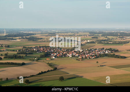 Vista aerea del villaggio Jesenwang, periferia di Monaco di Baviera, Germania Foto Stock