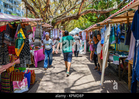 Mercato occupato a Rio de Janeiro in Brasile che offre una vasta gamma di abiti e borse Foto Stock