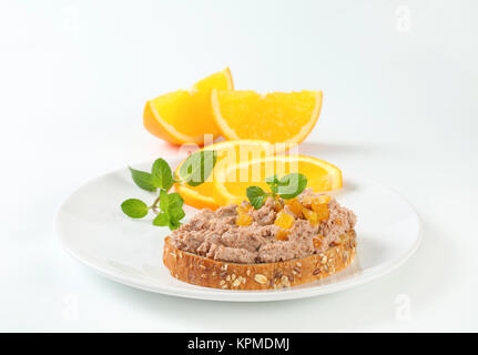 Grano intero pane con diffusione di carne Foto Stock