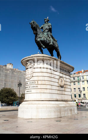 La statua equestre del re Dom Joao I, situato in Piazza Figueira a Lisbona, Portogallo. Foto Stock