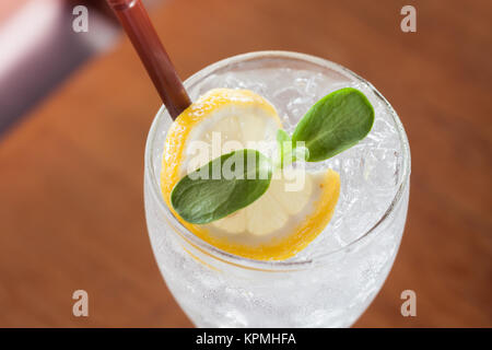 Bicchiere di miele ghiacciata soda al limone Foto Stock