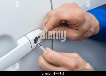 Mano Azienda Lockpicker per aprire la portiera della macchina Foto Stock