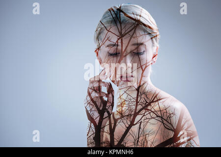 Timido pensieroso lady in posa contro lo sfondo della foresta Foto Stock