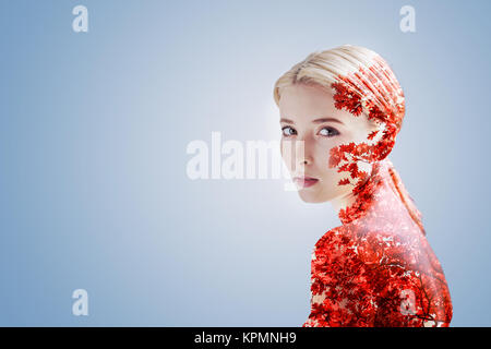 Bella giovane donna in posa contro lo sfondo autunnale Foto Stock