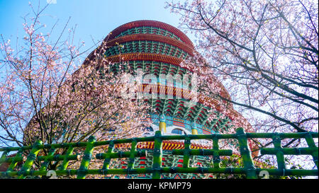 Tien-Yuan tempio con la fioritura dei ciliegi nella nuova città di Taipei, Taiwan Foto Stock