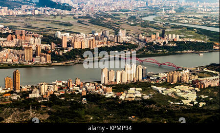 Scenario del Fiume Tamsui con il famoso Ponte di Guandu lontano in Tamsui, Nuova Citta' di Taipei, Taiwan Foto Stock