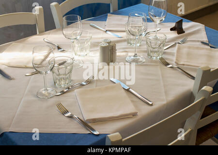 Tavolo vestito con blu e bianche tovaglie Foto Stock