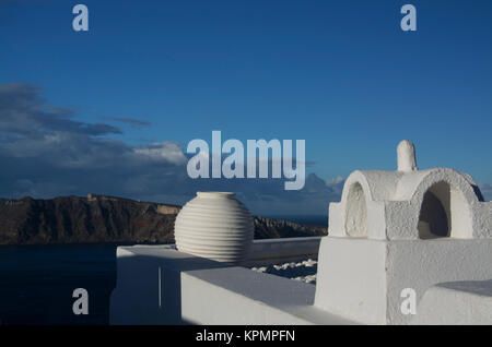 Oia auf der Insel Thira, oder Thera, ist eine kleine Stadt auf dem giechischen Archipel Santorin auf den Kykladen. Foto Stock
