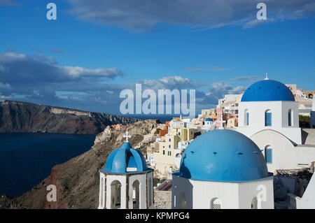 Oia auf der Insel Thira, oder Thera, ist eine kleine Stadt auf dem giechischen Archipel Santorin auf den Kykladen. Foto Stock