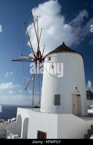 Oia auf der Insel Thira, oder Thera, ist eine kleine Stadt auf dem giechischen Archipel Santorin auf den Kykladen. Foto Stock