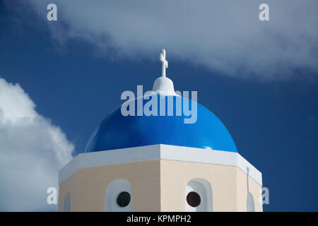 Oia auf der Insel Thira, oder Thera, ist eine kleine Stadt auf dem giechischen Archipel Santorin auf den Kykladen. Foto Stock