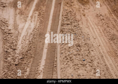 Tracce di pneumatici a terra. Fuoristrada 4X4 le tracce delle ruote sul paese deserto beach road sabbia motoring immagine di sfondo Foto Stock