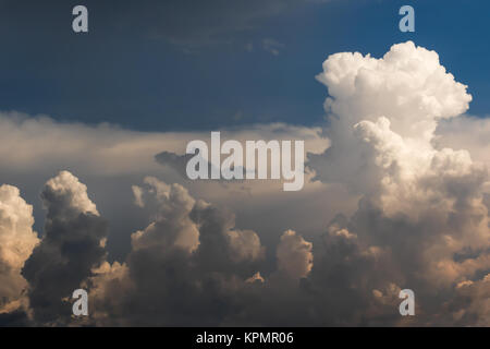 Nuvole nel cielo prima pioggia Foto Stock