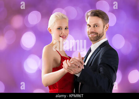 Coppia giovane danza su sfondo bokeh di fondo Foto Stock