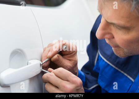 Mano Azienda Lockpicker per aprire la portiera della macchina Foto Stock