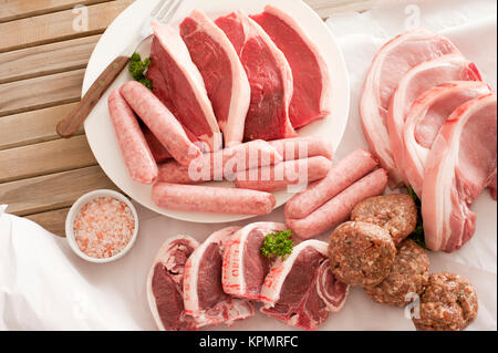 Un assortimento di materie di tagli di carne con sale Foto Stock