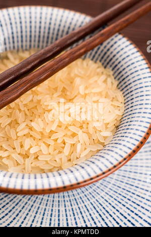 Ciotola di riso parboiled riso per risotti Foto Stock